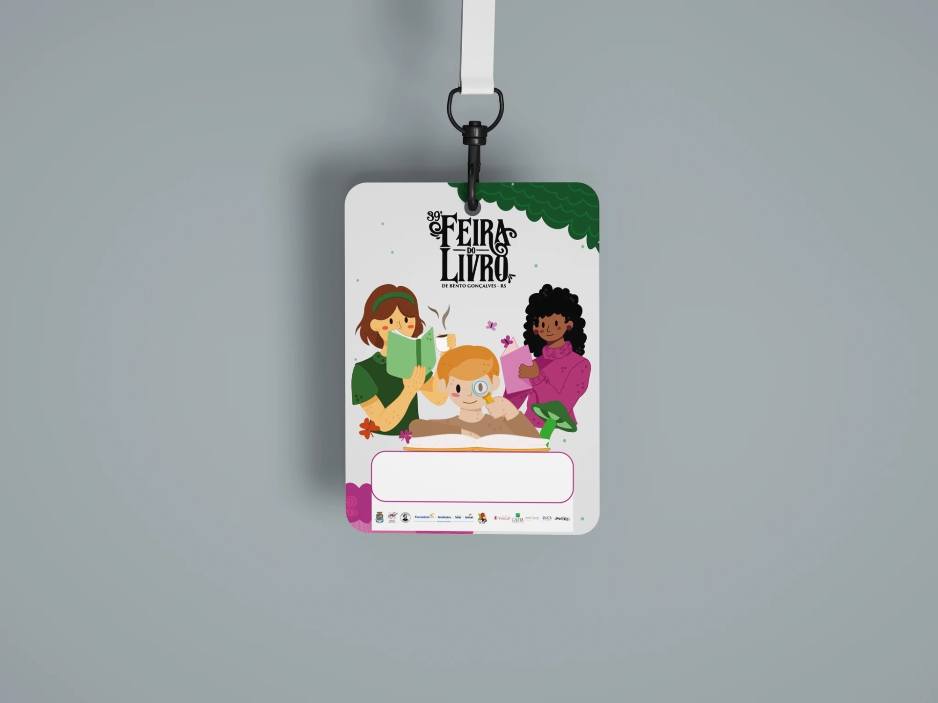 Mockup do crachá da 39ª Feira do Livro, com ilustração infantil e logotipo do evento.
